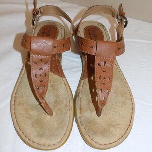 BOC BORN Concepts Brown Faux Leather Thong Sandals sz 7 Laser Cut-outs Comfort